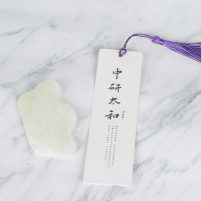 Unregelmäßige Grüne Jade Gua Sha Massager Tool Ergonomisch gestaltete Körper und Gesicht Guasha